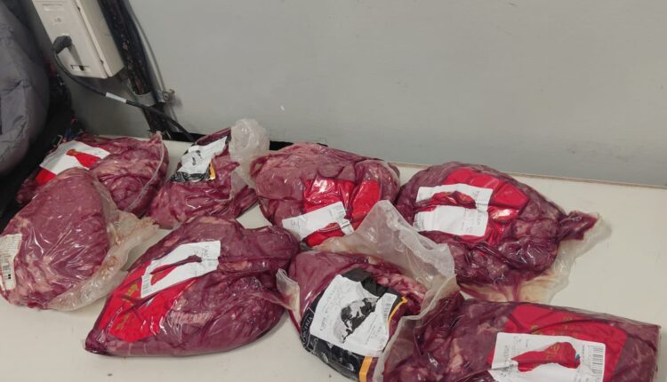 Detuvieron a una pareja acusada de intentar robar carne y ropa en un supermercado