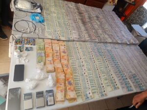 Dos detenidos con salidas transitorias, droga y casi  millones secuestrados en allanamientos en Chimbas y Rivadavia