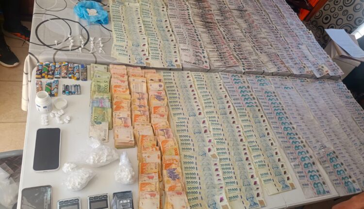 Dos detenidos con salidas transitorias, droga y casi  millones secuestrados en allanamientos en Chimbas y Rivadavia