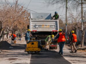 Con fondos municipales, Rawson pone en marcha un fuerte plan de pavimentación y recuperación de sus calles