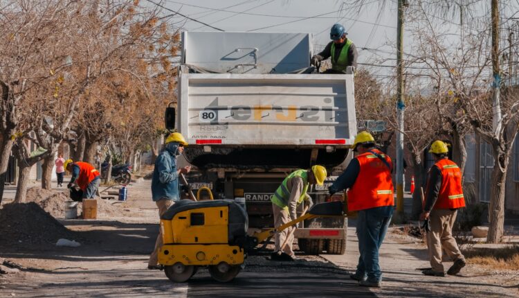 Con fondos municipales, Rawson pone en marcha un fuerte plan de pavimentación y recuperación de sus calles