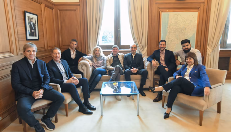 El Gobierno analiza en la mesa política las próximas sesiones legislativas y el acercamiento con el PRO