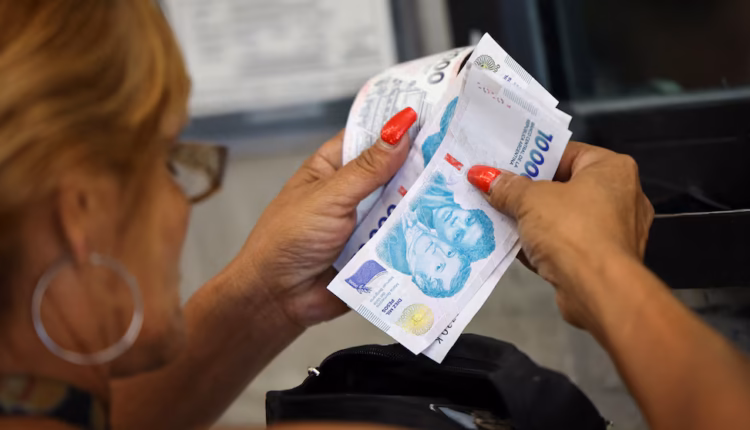 El 59% de los argentinos considera negativa la situación económica y el desempleo encabeza las preocupaciones, según un informe