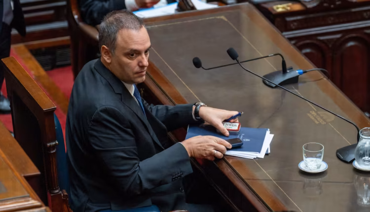 La fiscalía le pidió a Manuel Adorni que justifique sus bienes tras detectar irregularidades en su evolución patrimonial