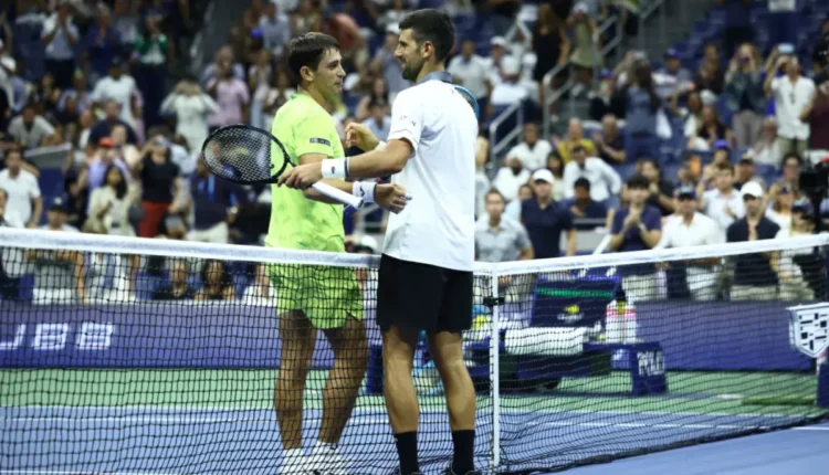 Navone sorprendió a Djokovic y avanzó en Nueva York