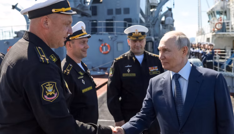 Putin visitó las islas que reclama Japón en el Pacífico y arengó a los marineros rusos: “Ustedes también están en el frente”