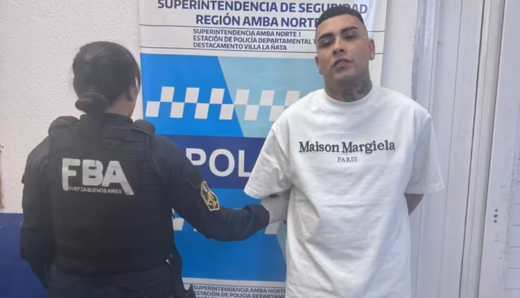 Un arma de guerra ilegal y una camioneta sin patente: detuvieron al trapero Callejero Fino