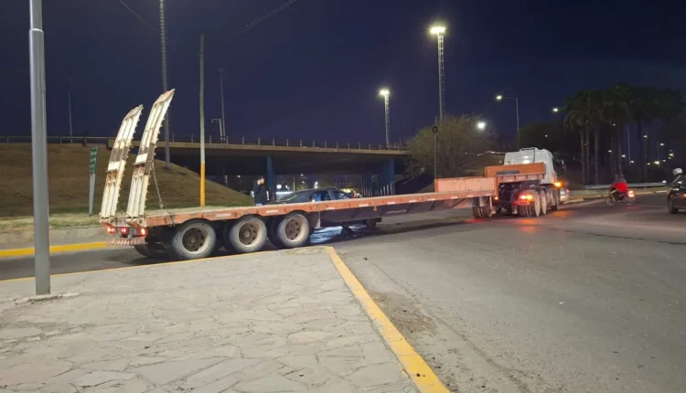 Choque en Santa Lucía: un camión con acoplado chocó a un auto al intentar doblar en el lateral de Circunvalación
