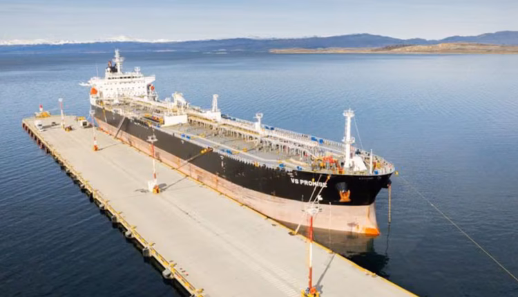 Tierra del Fuego denunció la presencia de un buque petrolero británico en el puerto intervenido por Nación en Ushuaia