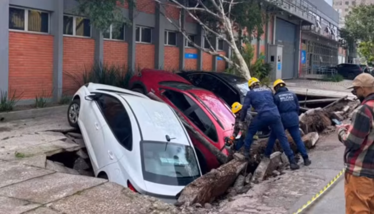 El suelo se abrió y 3 autos quedaron atrapados en Porto Alegre