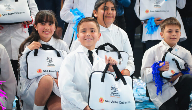Plan Maestro de América: la provincia inicia la semana que viene la entrega de las primeras 3.000 computadoras a estudiantes