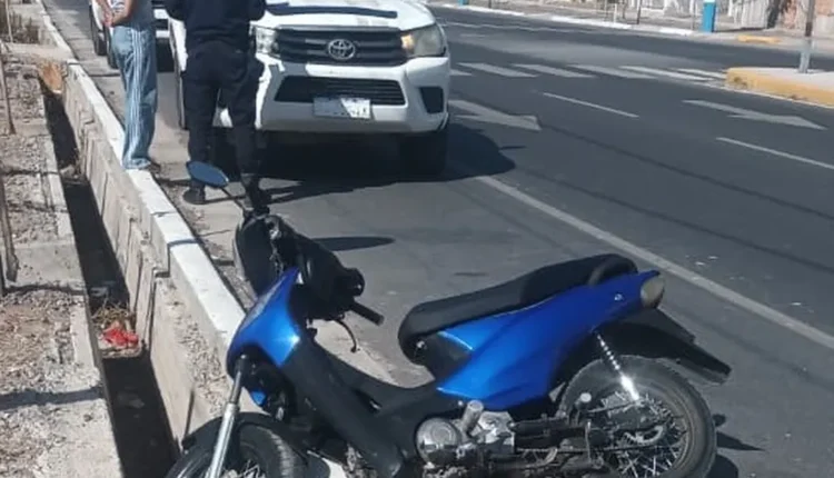 Cayó de su moto tras agarrar un pozo y terminó internada en el Hospital Rawson