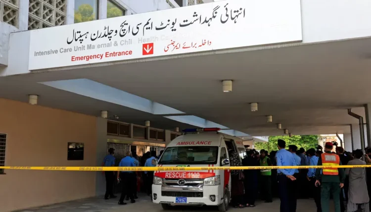 Murieron al menos 14 recién nacidos en un incendio en un hospital en Pakistán tras la explosión de un aire acondicionado