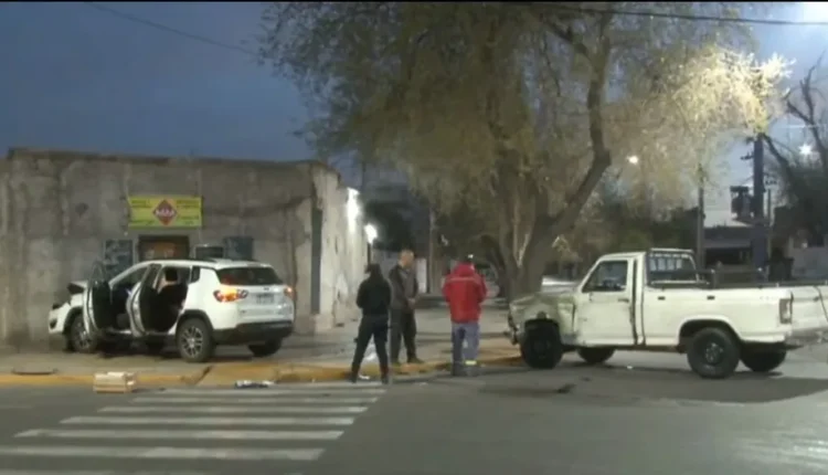 Impactante choque entre dos camionetas en Concepción: una terminó sobre la vereda