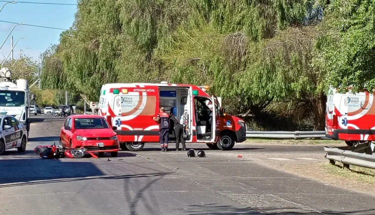 Violento choque en Circunvalación y Mendoza deja a dos motociclistas hospitalizados