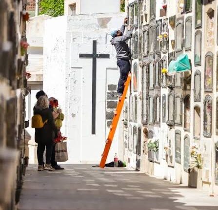 Retiran del cementerio el cuerpo de una beba para realizar una autopsia y un análisis de ADN