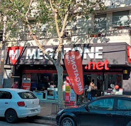 Rompieron una vidriera y robaron 10 celulares y una bicicleta de un local de Megatone