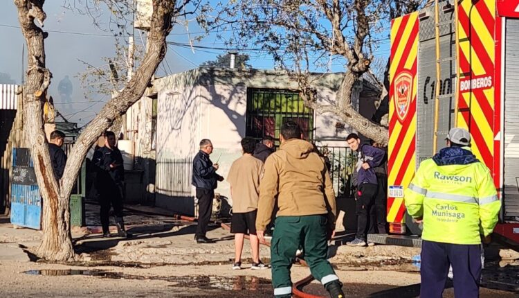 Cuatro familias quedaron en la calle tras un incendio en Rawson y piden ayuda para empezar de nuevo