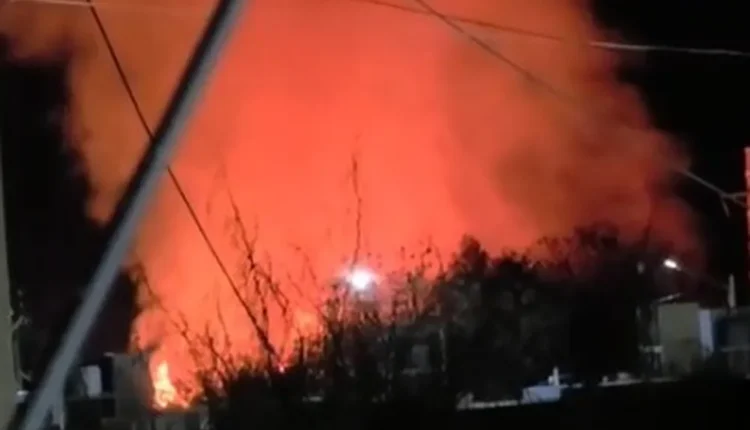 Alarma en Rawson por un incendio de pastizales que amenazó con llegar a las viviendas
