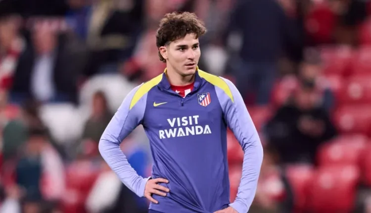 Incertidumbre por el futuro de Julián Álvarez: volvió al Atlético acompañado por un representante