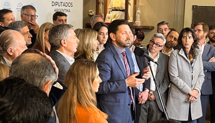 Con el eje en el endeudamiento familiar, la oposición le pidió a Martín Menem una sesión especial en Diputados