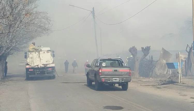 El Zonda desató feroces incendios en Pocito y Rawson: siete viviendas destruidas y daños en un corralón