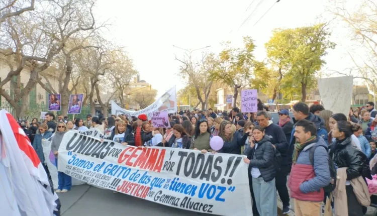 “Que el asesino no tenga domiciliaria”: el desgarrador pedido de la madre de Gemma Álvarez en una masiva marcha
