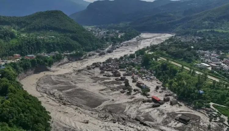 Suben a 538 los muertos por las inundaciones en Nepal