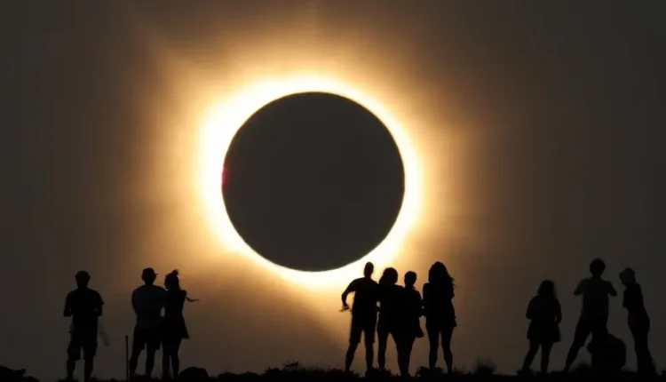 La Luna tapó por completo el Sol y en España se vio el eclipse solar total por primera vez en 100 años