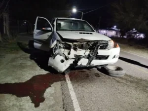 Violento choque frontal entre dos camionetas en Angaco: una terminó en una zanja