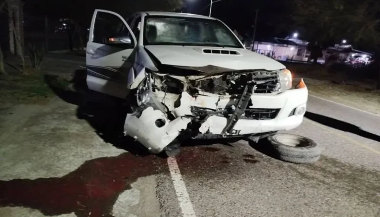 Violento choque frontal entre dos camionetas en Angaco: una terminó en una zanja