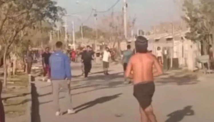 Batalla campal en Caucete: detienen a dos jóvenes tras disturbios que destrozaron un patrullero