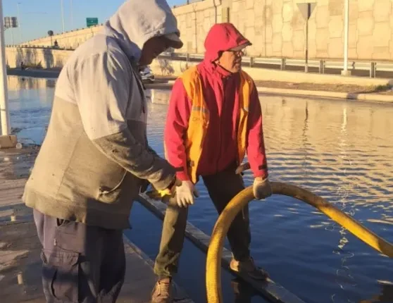 El desborde de un canal cubrió de barro y residuos un tramo de la Ruta 40