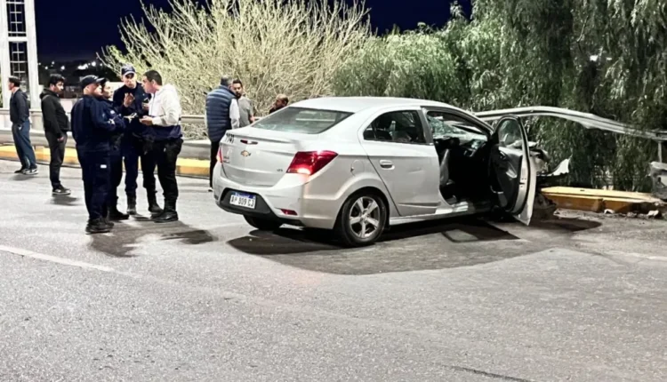 Violento choque de un remis en Ruta 40 dejó a una peatona herida y pedazos de auto cayendo del puente