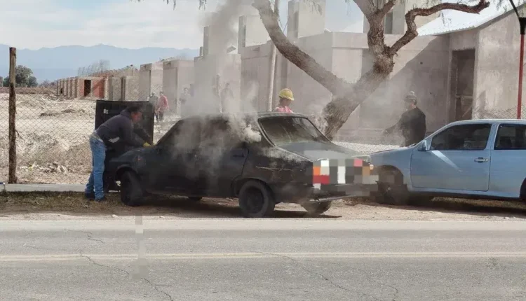 Susto en la Ruta 40: un Renault 12 se incendió y vecinos evitaron que las llamas se propagaran