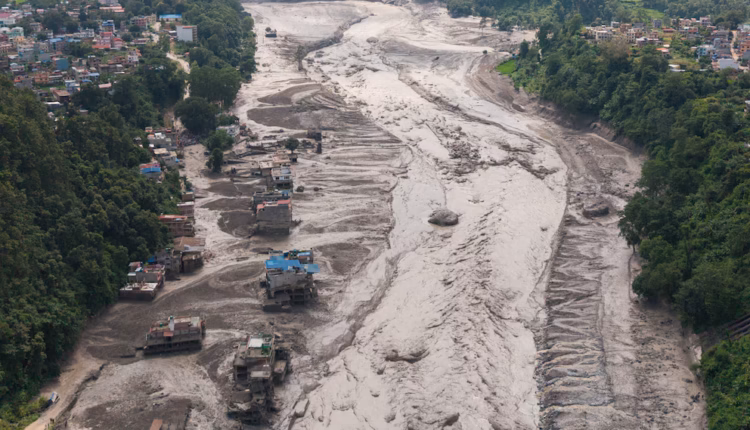 Tragedia en la frontera entre Nepal y China: ya son 160 los muertos y cientos continúan desaparecidos