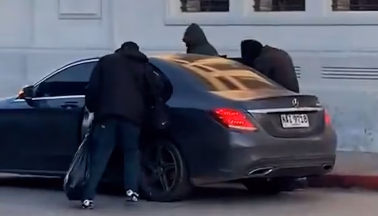 Asaltaron un banco en Uruguay en un minuto: en la fuga chocaron y robaron el auto a una familia para escapar