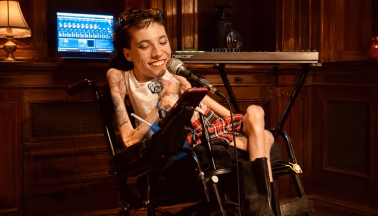 Tiene atrofia muscular espinal, encontró refugio en la música y sueña con vivir de sus canciones