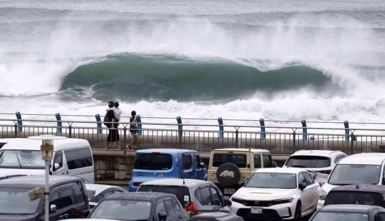 Inundaciones, destrozos y olas gigantes: los impactantes efectos de dos tifones en China y Japón