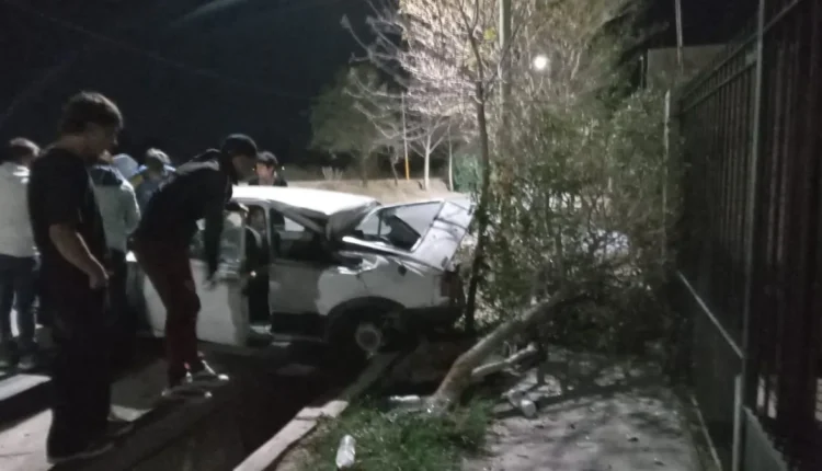 Milagro en Santa Lucía: un auto chocó contra un árbol, se incrustó en una casa y el conductor salió ileso