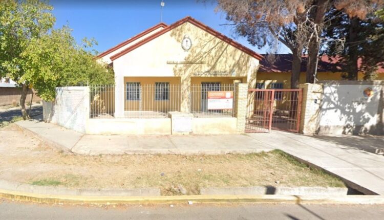 El Zonda provocó la caída de un árbol sobre el techo de la Escuela Comandante Cabot: no hubo heridos