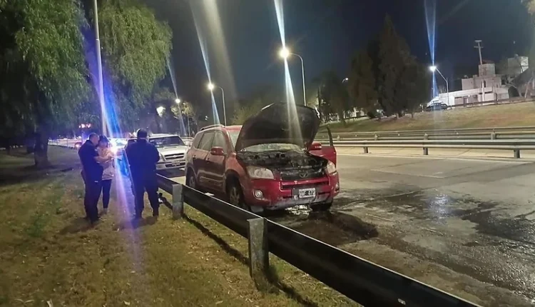 Susto en la Circunvalación: un auto ardió en llamas en pleno anillo exterior y generó demoras
