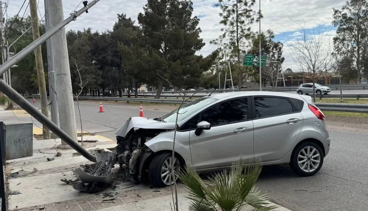 Un auto chocó contra un poste y derribó una luminaria en la Avenida Circunvalación