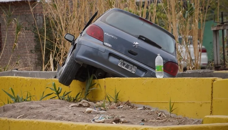 Pocito: se durmió mientras manejaba, dio un volantazo y volcó en una acequia