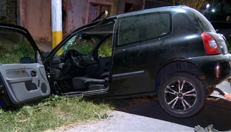 Feroz accidente en Rawson: esquivó un auto, cayó con su coche a una acequia y pelea por su vida