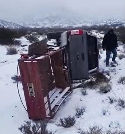 Vuelco en El Colorado: una camioneta volcó por la calzada resbaladiza en plena nevada
