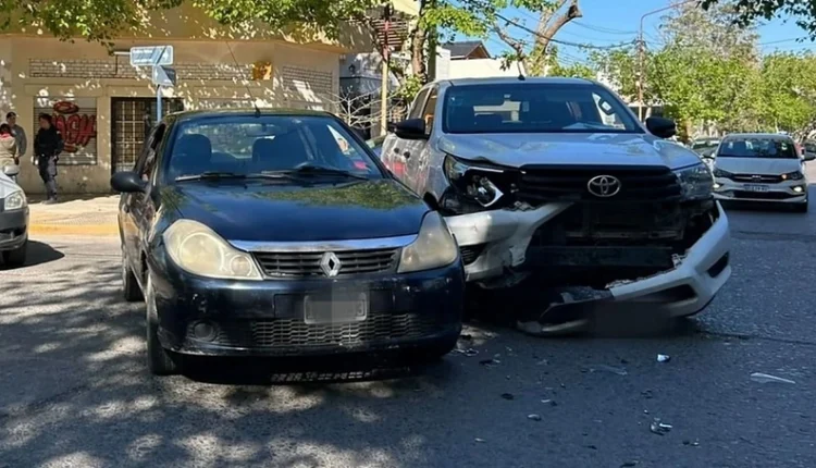 Triple choque sin heridos en el centro capitalino: tres vehículos destrozados y la intervención casual de un patrullero