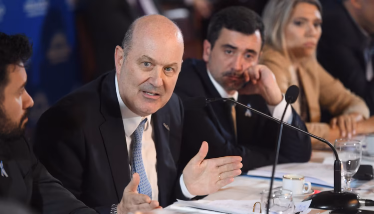 Sturzenegger reavivó la pelea con los prácticos tras el paro que paralizó los puertos: “Es club de 300 personas”