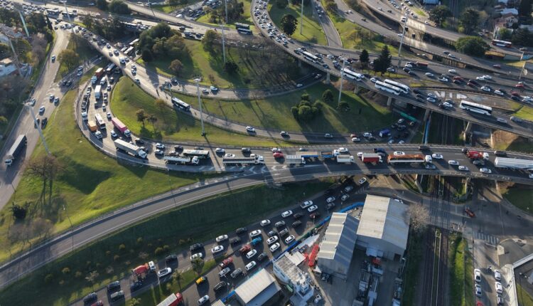 Caos de tránsito en el ingreso a CABA: largas filas de autos parados y demoras por arreglos en la Autopista Lugones