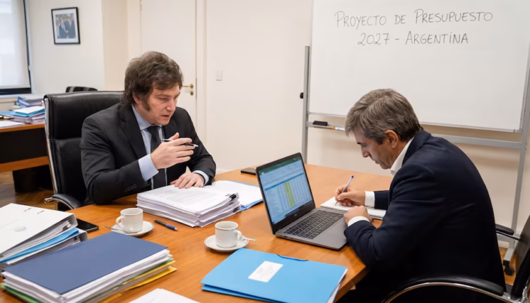 Por qué el “peso fuerte” de Milei puede frenar la actividad económica en Argentina, según un agencia internacional